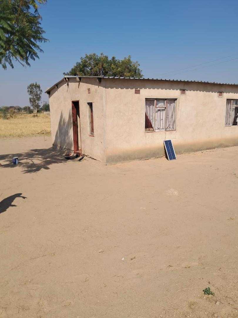 1200m2 RESIDENTIAL STAND WITH A 4 ROOMED COTTAGE FOR SALE IN LUVEVE 4 BULAWAYO , ZIMBABWE