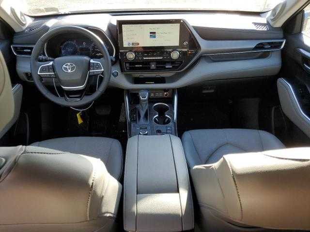 2023 Toyota Highlander whatsapp me (+971545773142)