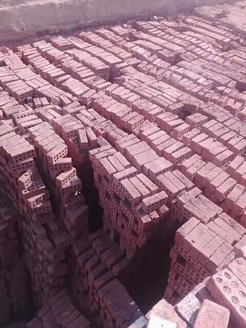 العمار مصر… الطوب الطفلي الأحمر اللي عليه الكلام