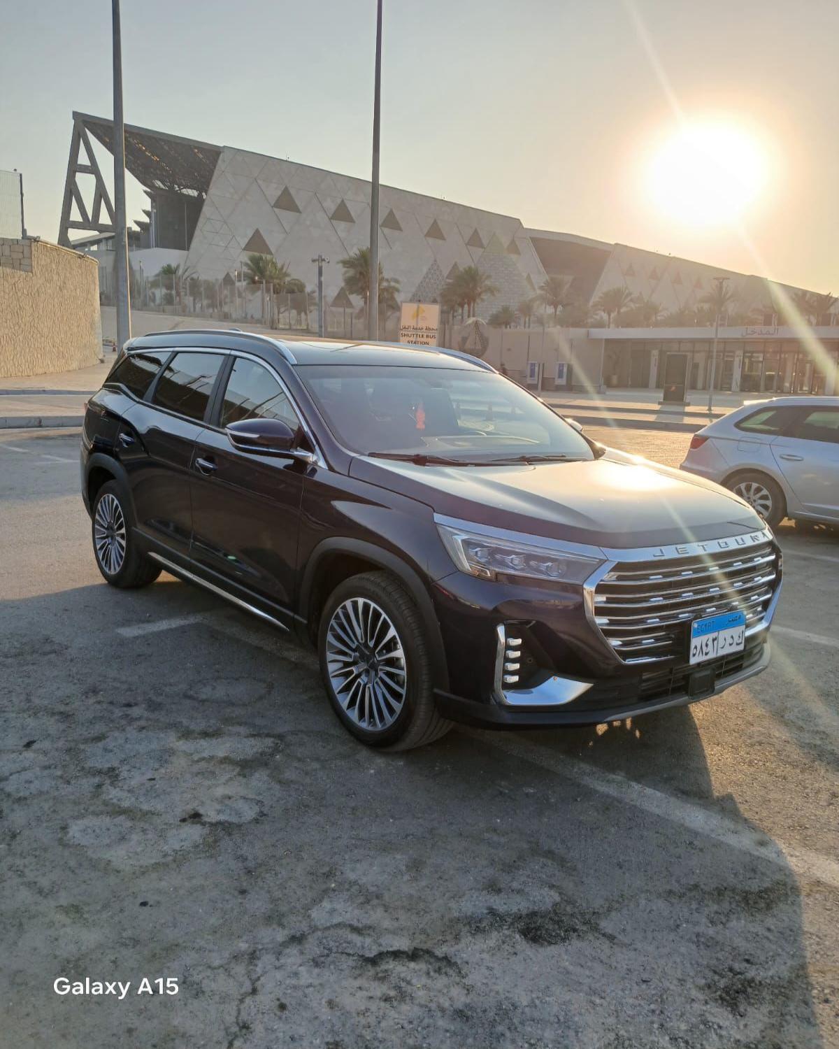 إيجار جيتور X90 بالسائق: سيارة عائلية حديثة ومريحة.