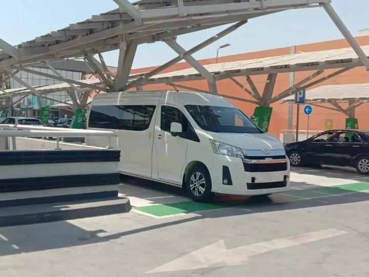 إيجار تويوتا هايس بالسائق: مساحات واسعة تناسب احتياجاتك لنقل الأفراد.