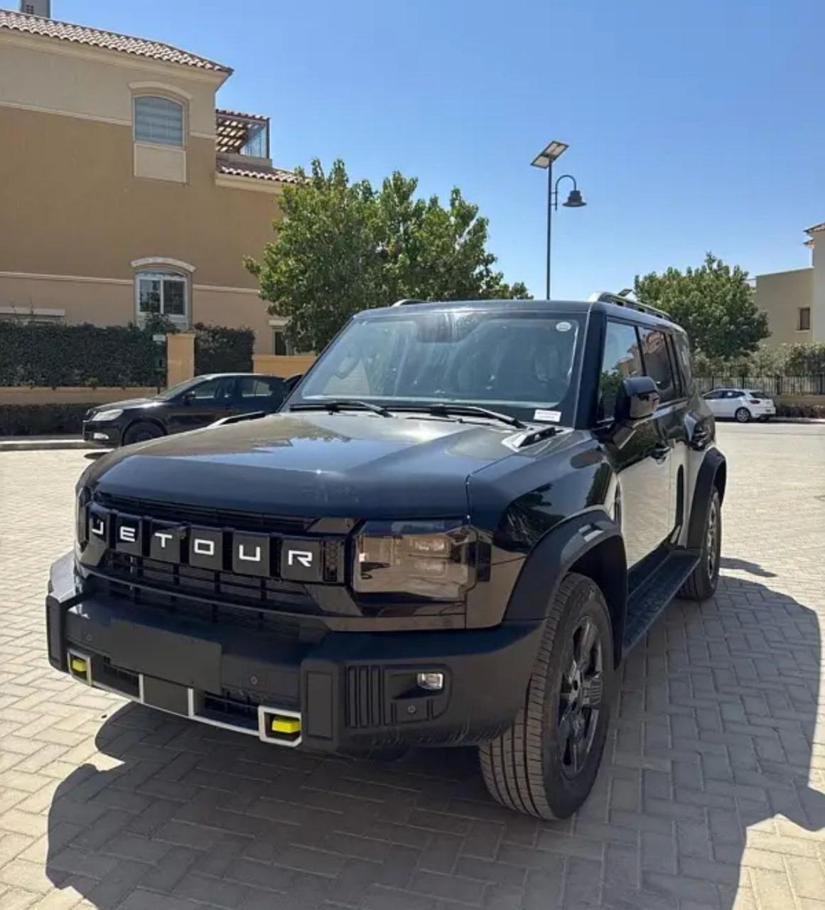 قوة المغامرة (4x4): تتميز بمحرك قوي ونظام دفع رباعي متطور (AWD/4WD)، مما يجعلها مثالية للسفر على الط