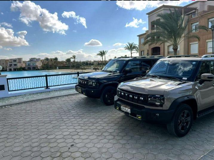 سيارة مصممة للسفاري والمسارات الرملية بفضل خلوصها الأرضي المناسب وأدائها القوي.