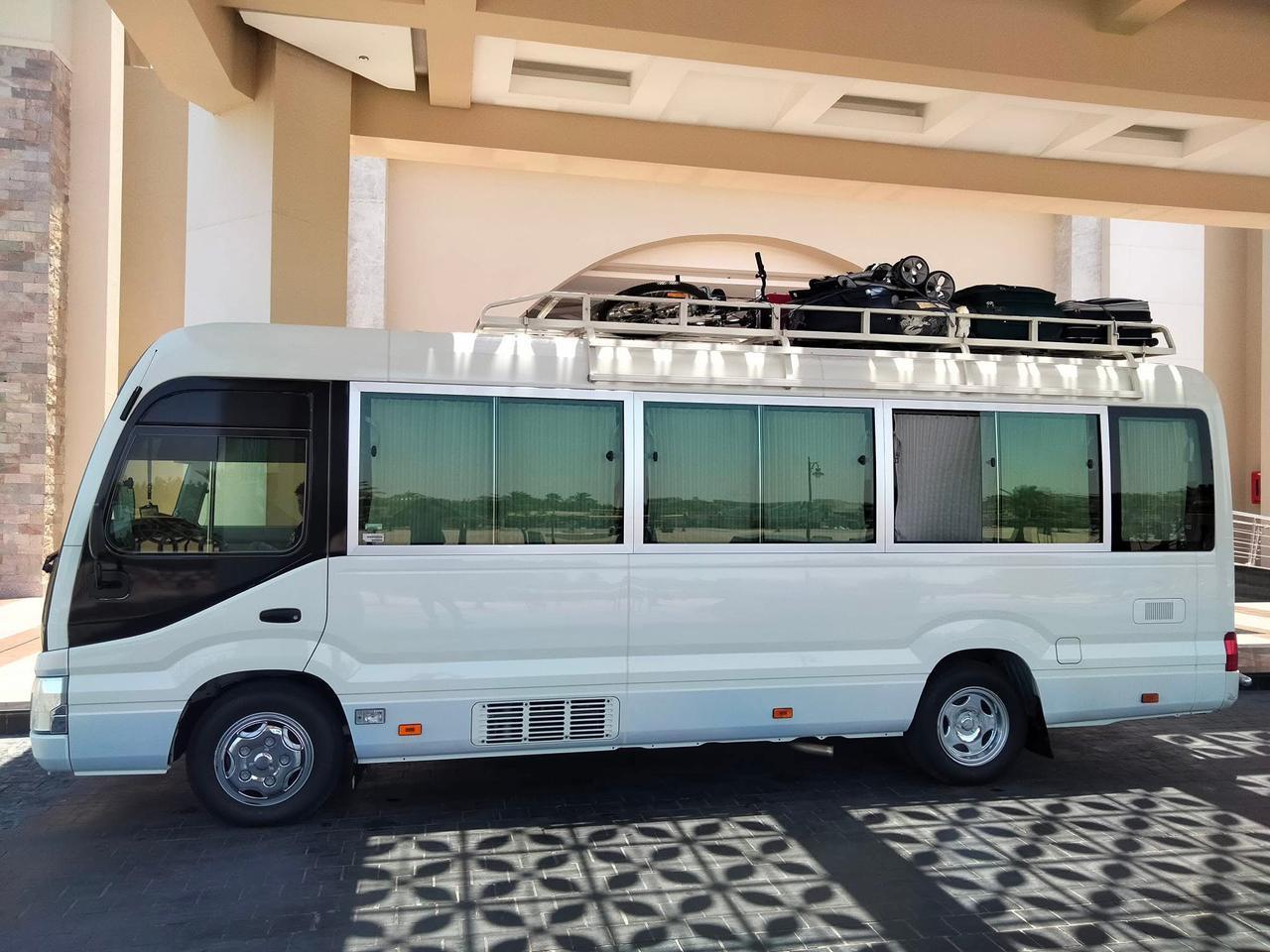 للرحلات أو التنقلات الجماعية داخل المدينة أو للسفر، فإن تويوتا كوستر هو الخيار الرائد