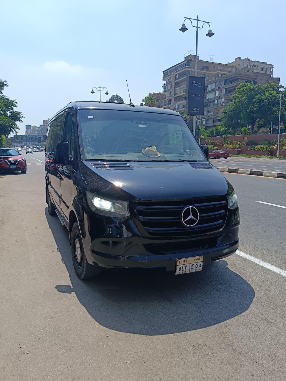 تجربة ليموزين فاخرة ومتحركة لوفدك أو ضيوفك الكرام (سعة تصل عادة إلى 9 إلى 18 راكباً)، فإن ميكروباص م