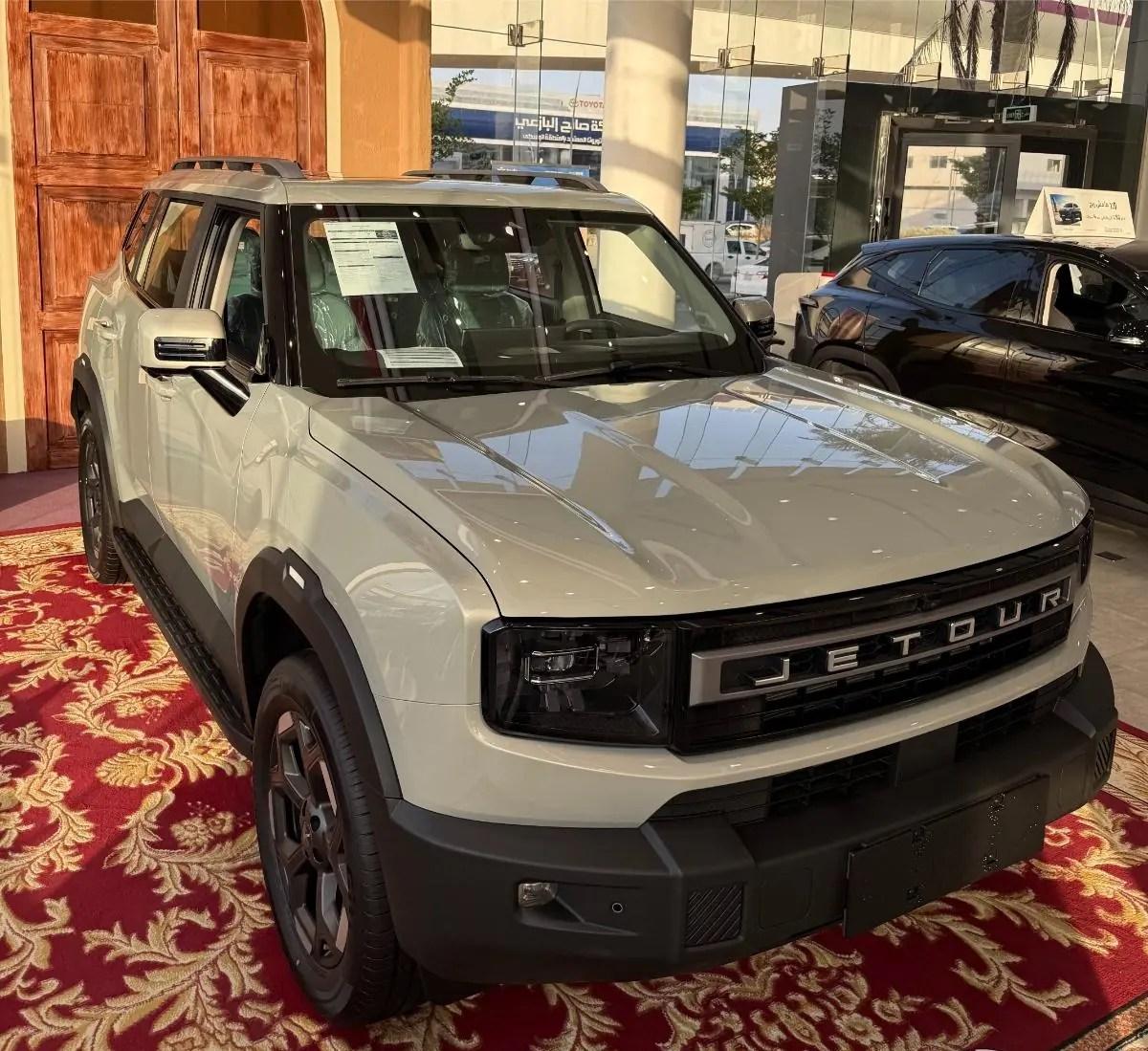 تصميم جريء ومناسب للطرق الوعرة والسفر الطويل مع العائلة أو الأصدقاء، فإن جيتور T2 (الـ Traveller)