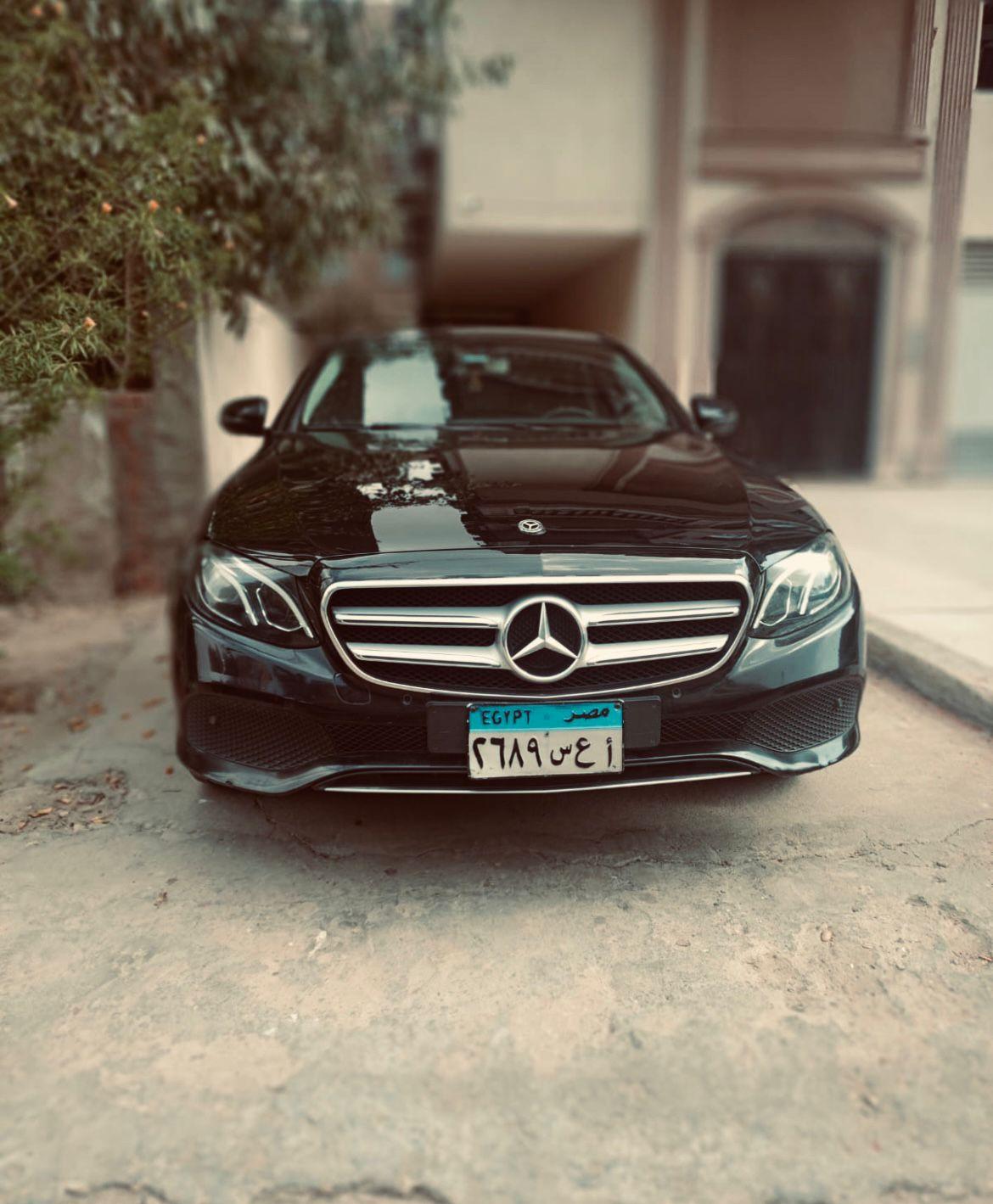 سائق خاص VIP ملتزم بالزي الرسمي، وعلى دراية تامة بالبروتوكولات، لضمان خدمة ليموزين احترافية