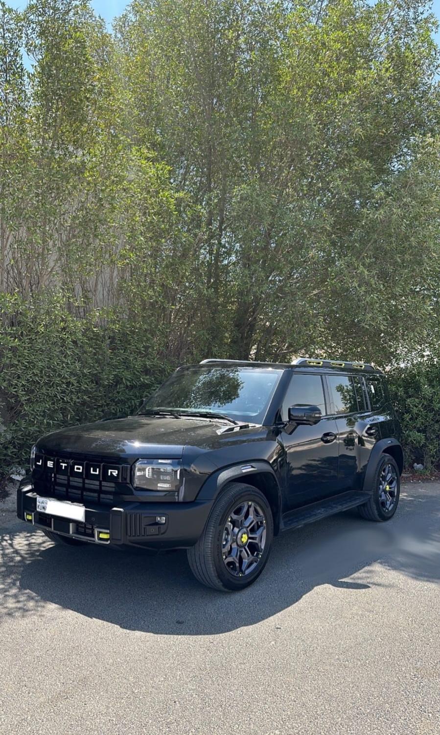 تصميم جريء ومميز: حضور قوي يلفت الأنظار، مثالي لرحلات المغامرة والسفر الطويل.