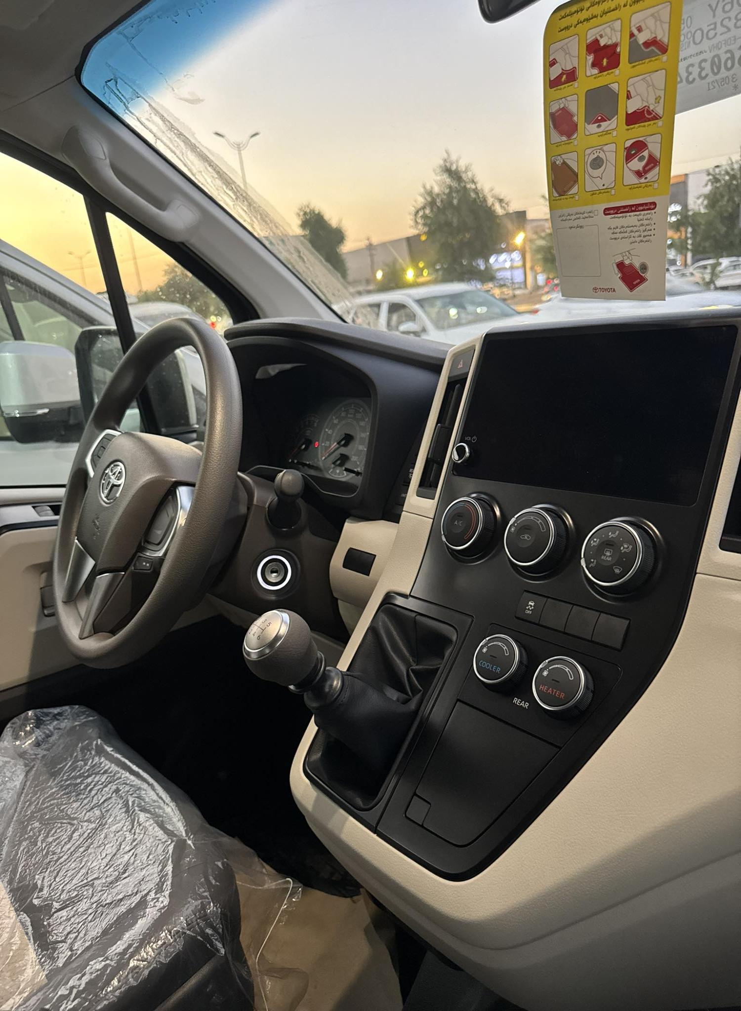 اجعل رحلات السفر منظمة وخالية من القلق. احجز الآن ميكروباص تويوتا هايس الخاص بك.