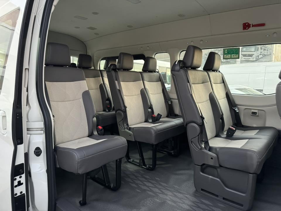 اجعل رحلات السفر منظمة وخالية من القلق. احجز الآن ميكروباص تويوتا هايس الخاص بك.