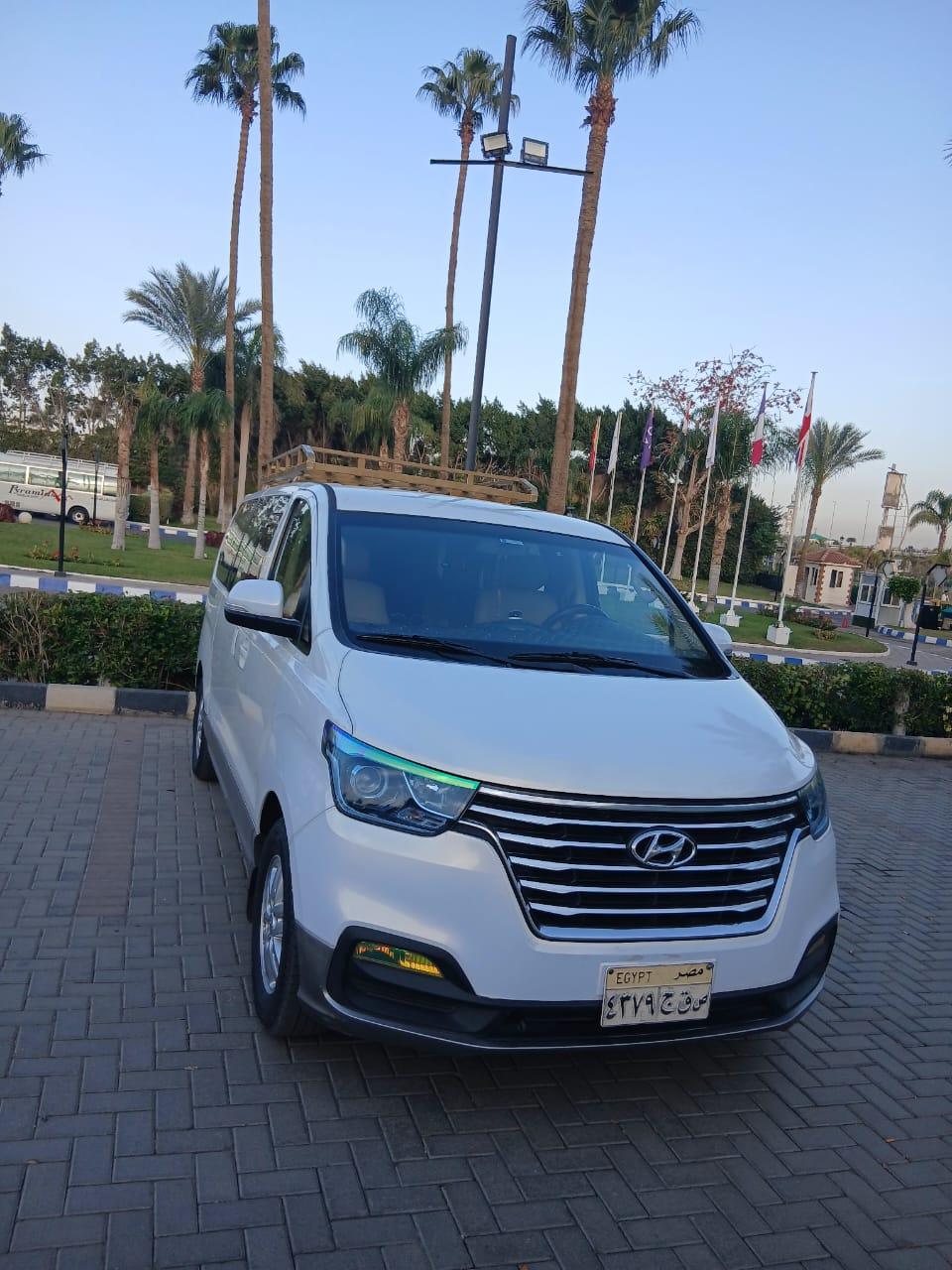 فان واسع ومريح يستوعب عائلتك الكبيرة أو مجموعتك الصغيرة (تصل السعة عادة إلى 9 ركاب)، فإن هيونداي H1