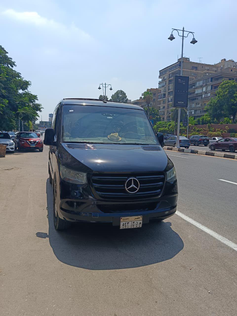 ارتقِ بنقلك الجماعي! صالون متنقل مجهز بالكامل لخدمة كبار الشخصيات والوفود التنفيذية.