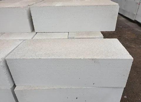 ابني صح… اختار الطوب الأبيض الرغوي مش بس طوب… ده استثمار في جودة المبنى