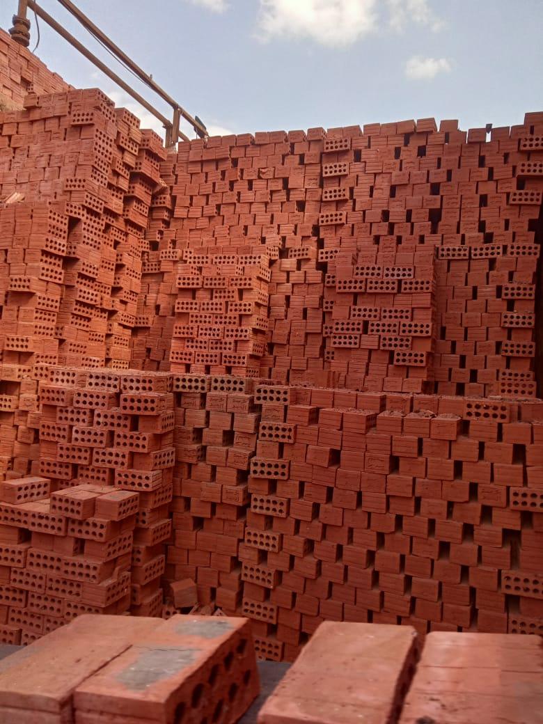 شركة النور مش بس بنوفرلك طوب… إحنا بنوفّر أساس تبني عليه 👷‍♂️ طوب شركة النور الأحمر الطفلي