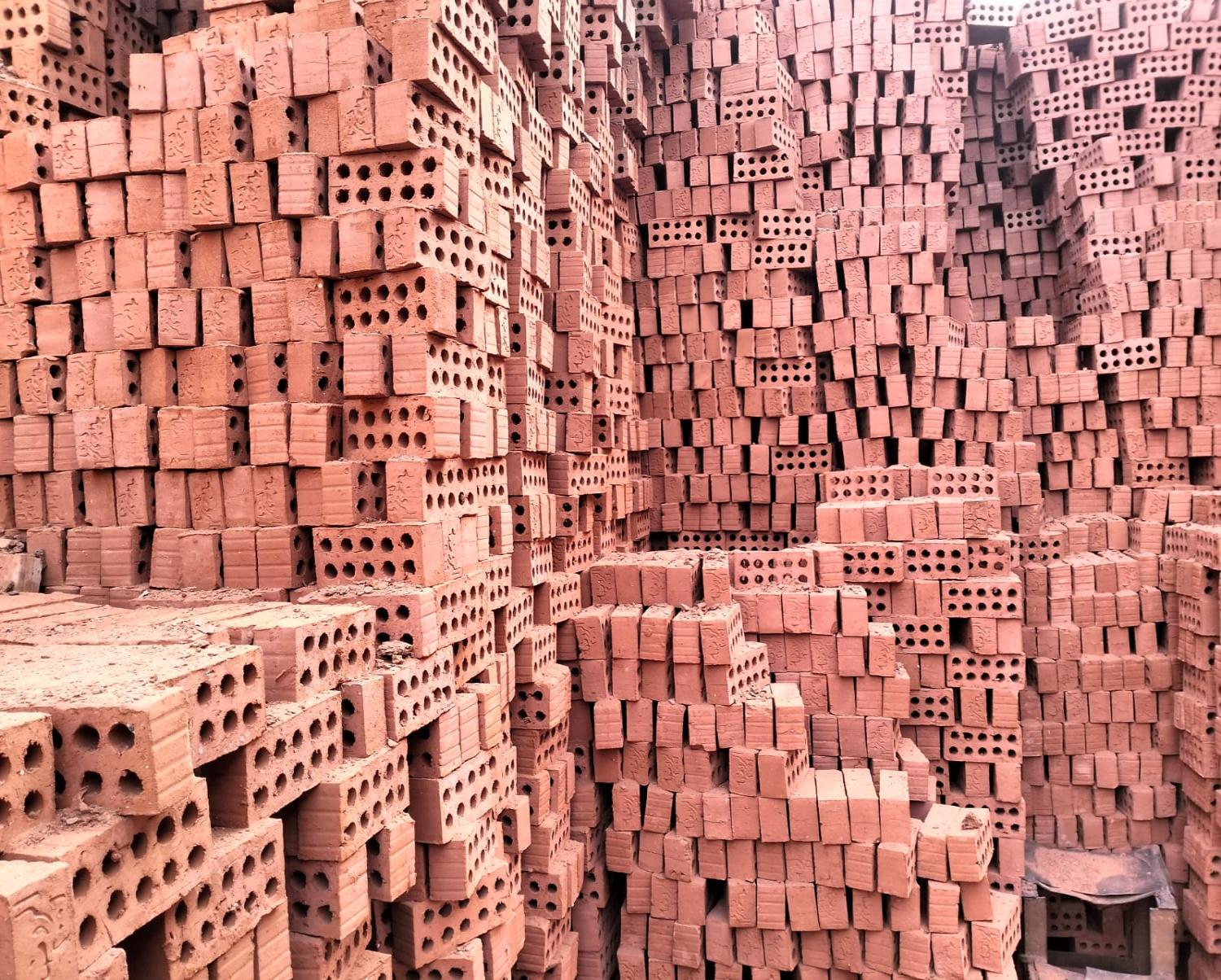 🧱 النور للطوب الأحمر… أساس يعمّر 🏗️ اختار النور… اختار الصح