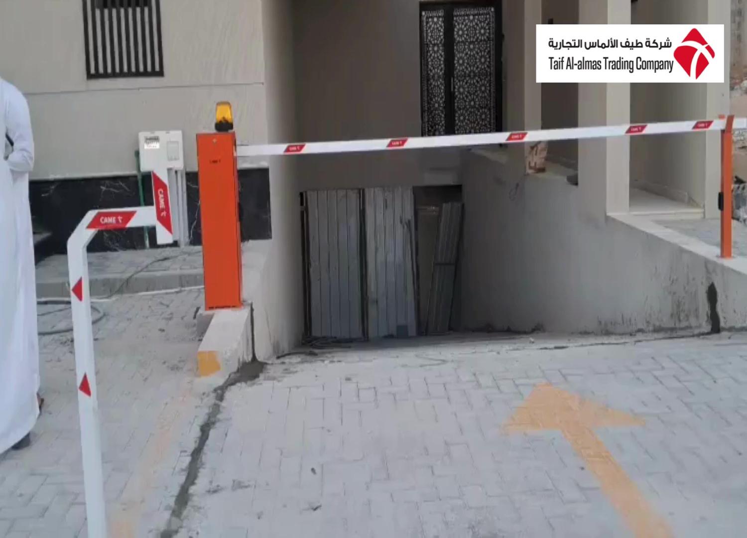 الفخامة والجودة الإيطالية في مداخل منشأتك! 🚗 بوابات مواقف CAME G4000 🇮🇹