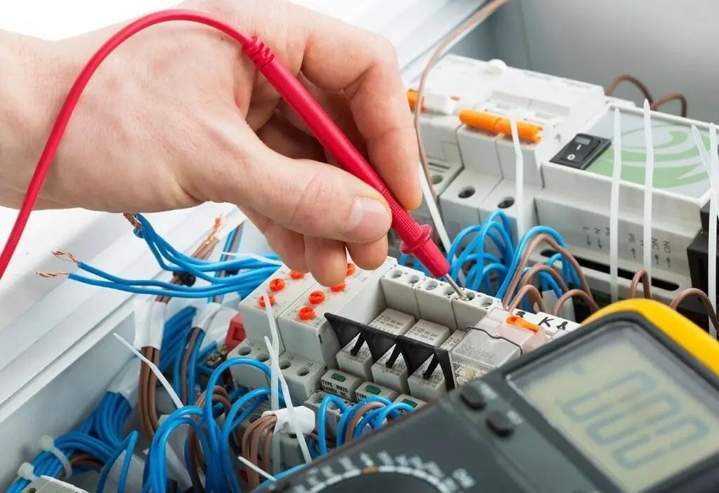 كهربائي بمكة ( 0545328256 ) العزيزية والشوقية  والعوالي ولي العهد لاصلاح اعطال الكهرباء