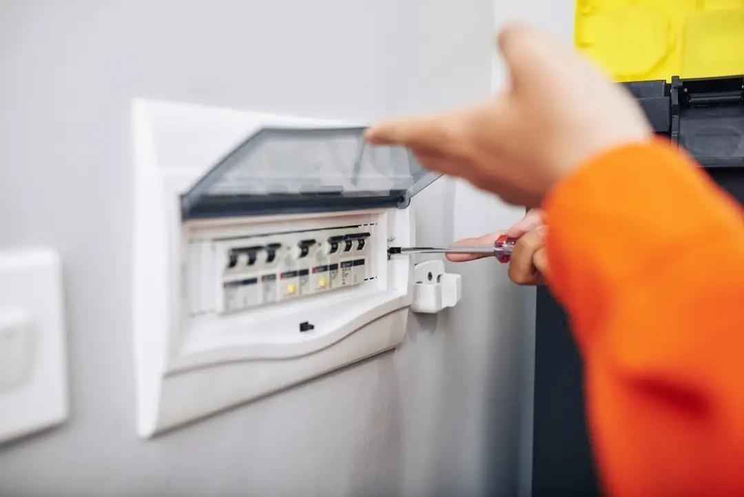 كهربائي منازل بمكة رقم كهربائي بمكة 0545328256 اصلاح اعطال وكابلات